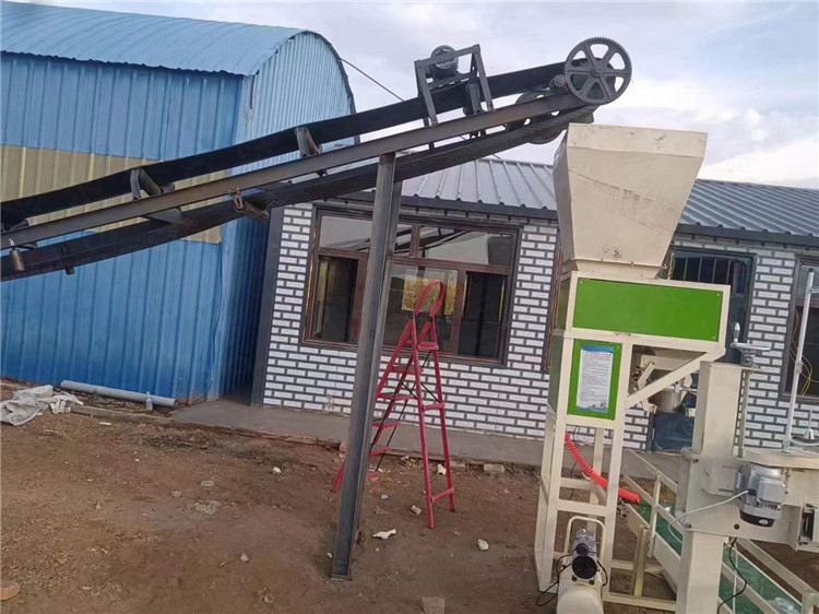 吉林客戶第一條年產(chǎn)1萬噸粉劑有機(jī)肥生產(chǎn)線安裝調(diào)試運(yùn)行現(xiàn)場(chǎng)